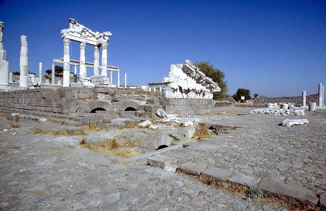 Pergamon Trajan temple 0068